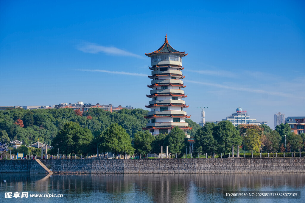 湖畔寶塔風景秀麗