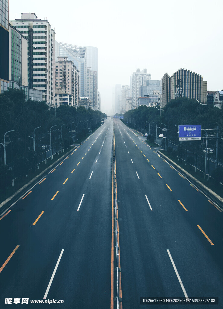 城市空曠寬闊的筆直道路