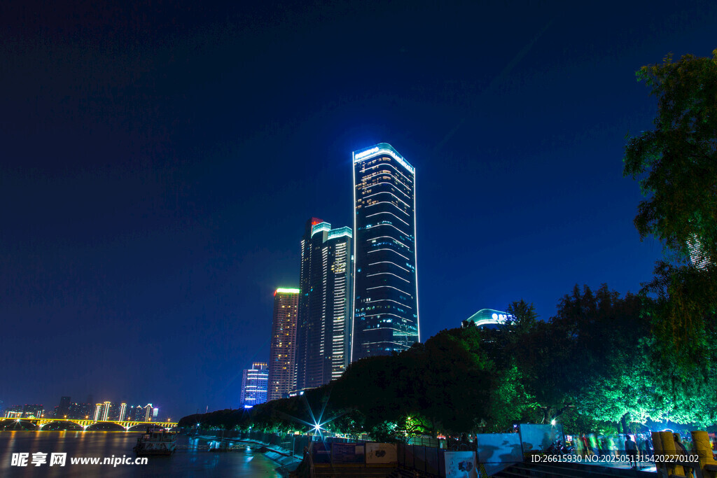 城市璀璨夜景高樓與江景