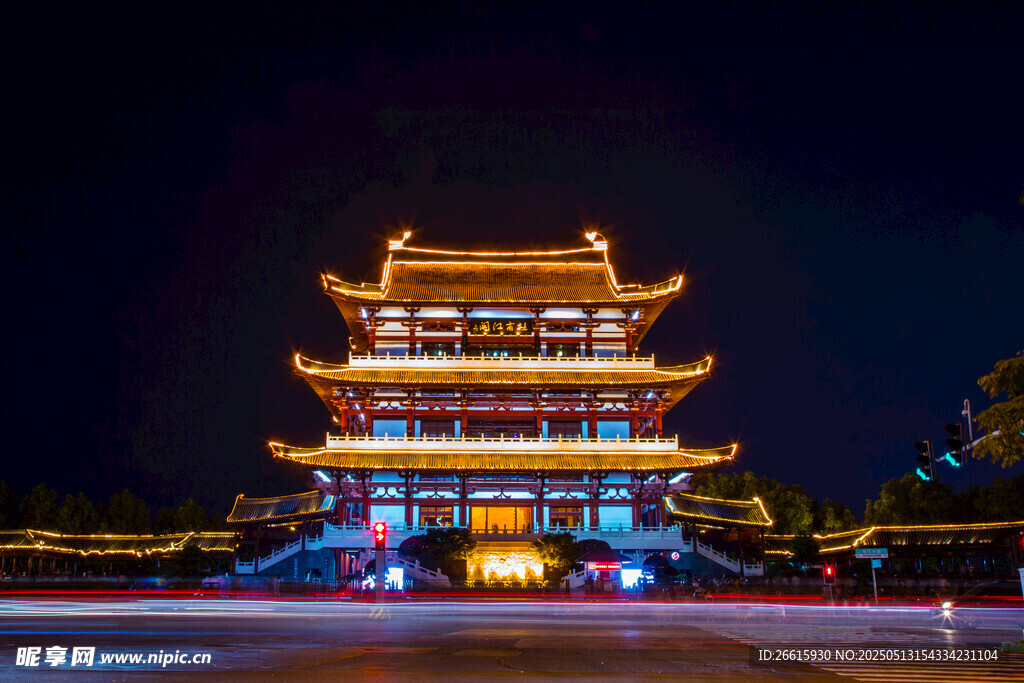 夜晚璀璨的中式古建筑