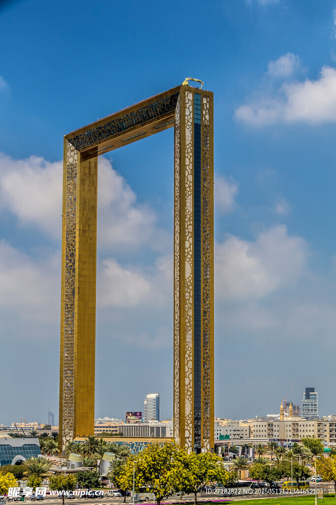 金色巨型框架建筑景觀