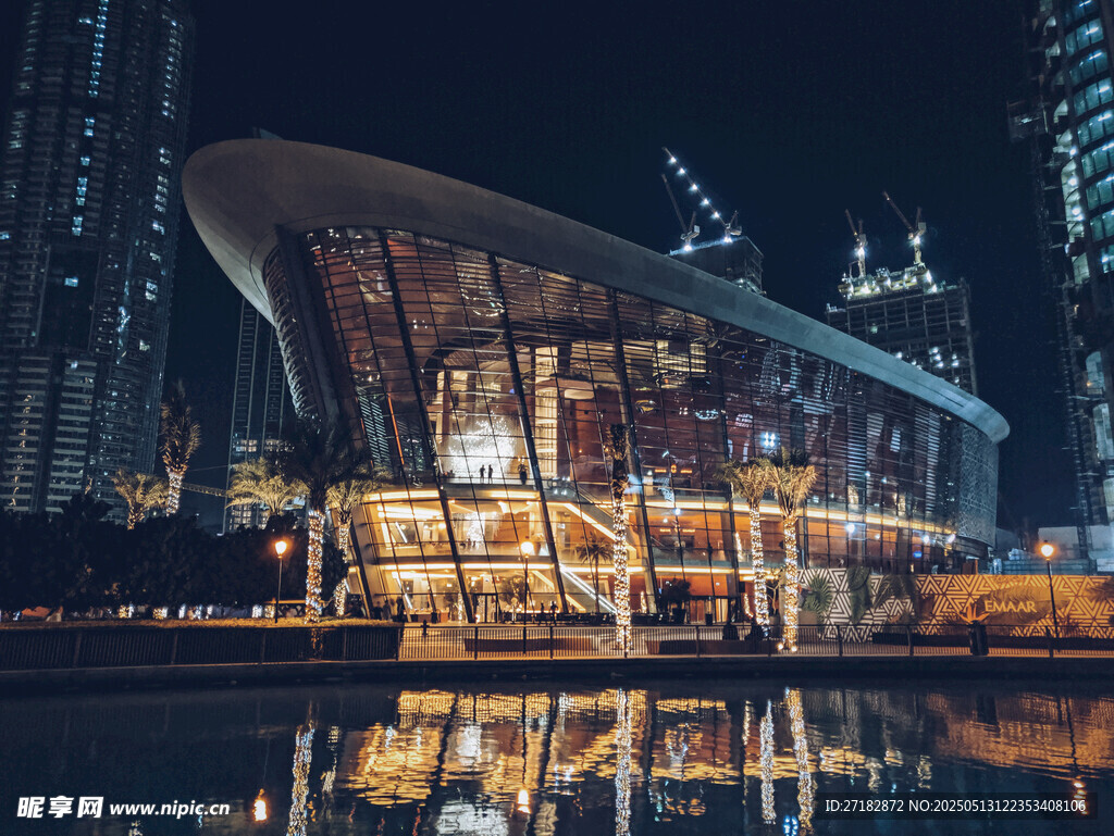 城市夜景中的璀璨建筑