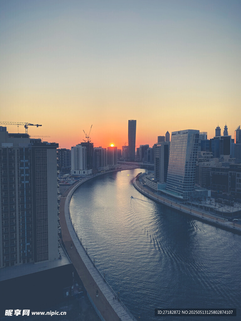 城市河畔日落美景