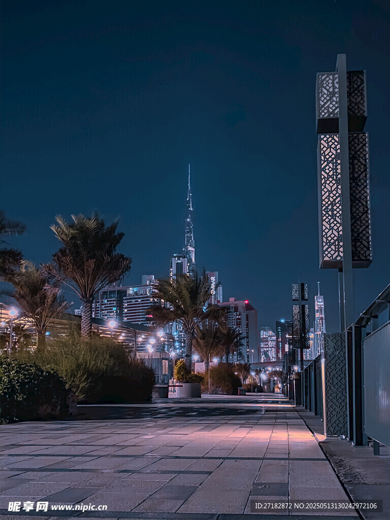 夜幕下的城市街道景觀