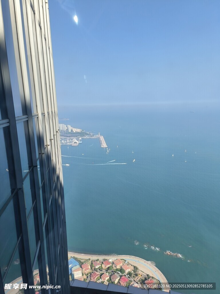 高樓俯瞰蔚藍(lán)大海景觀