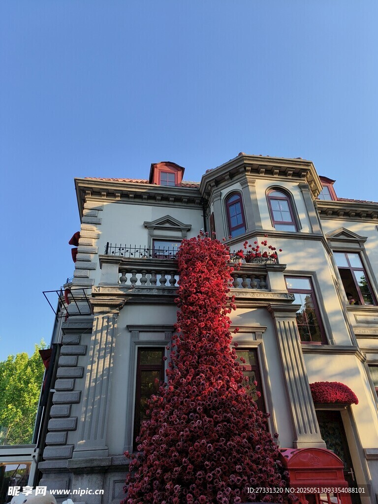 爬滿紅葉的歐式復古建筑