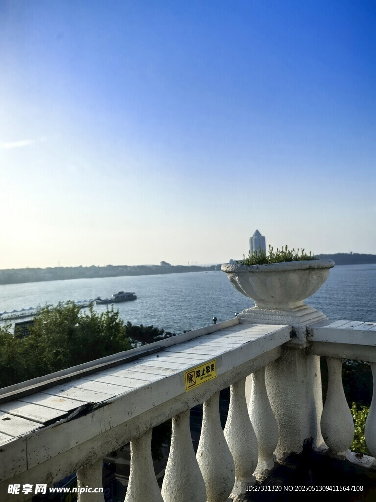 陽臺外的湖景風光