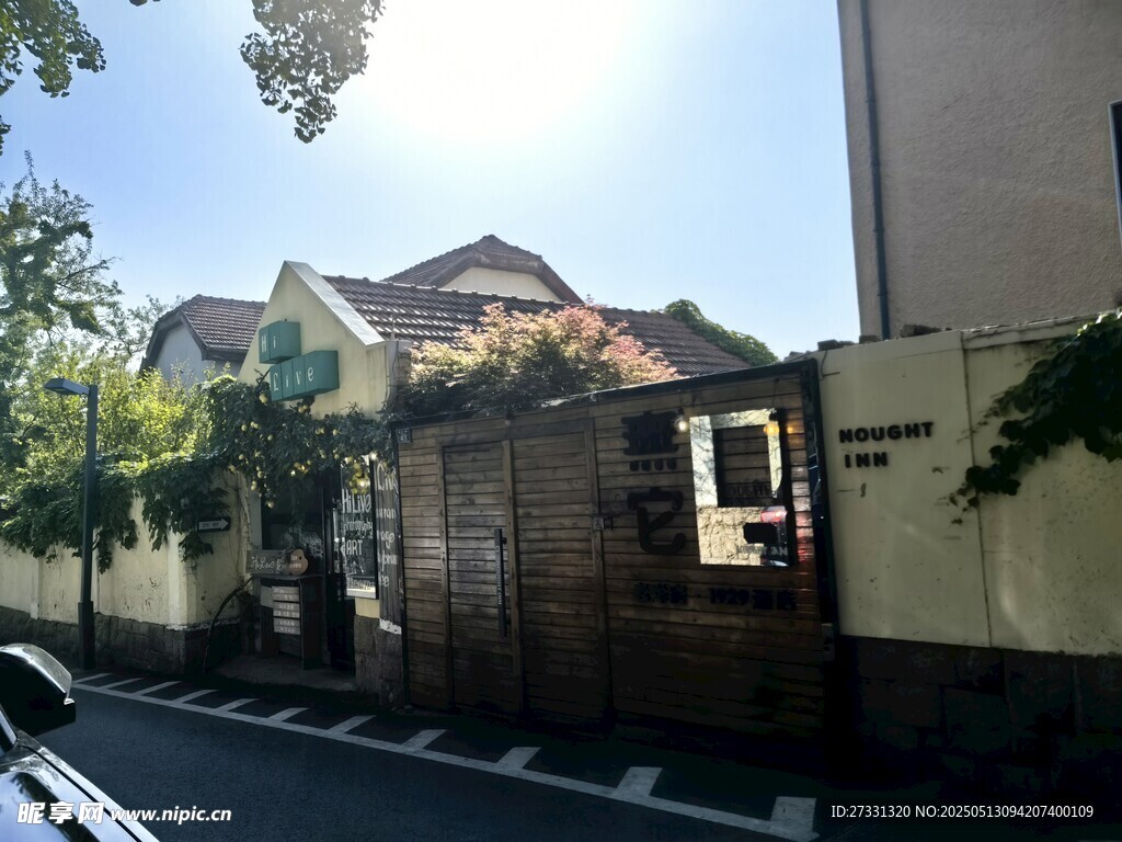 街邊靜謐的獨棟住宅