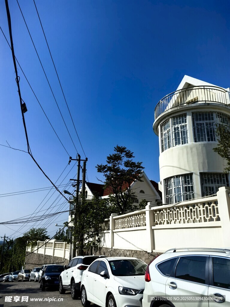街邊白色獨棟住宅
