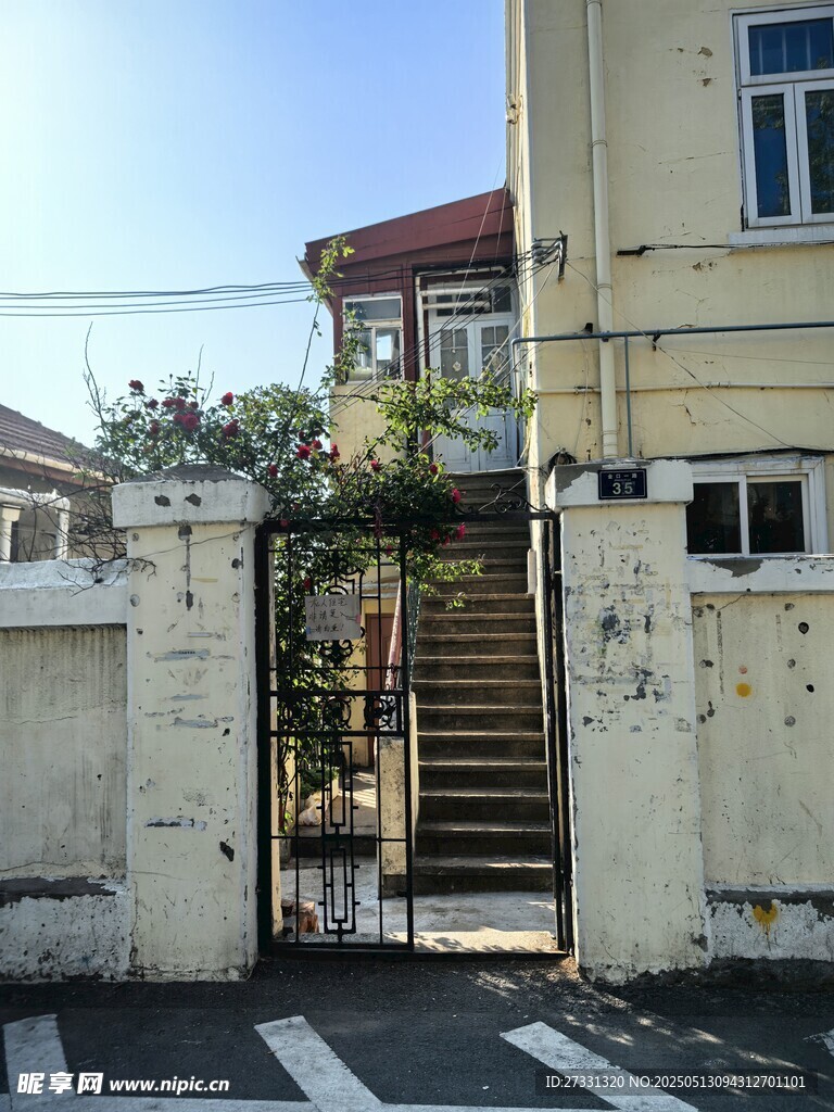 庭院鐵門與背后建筑景觀