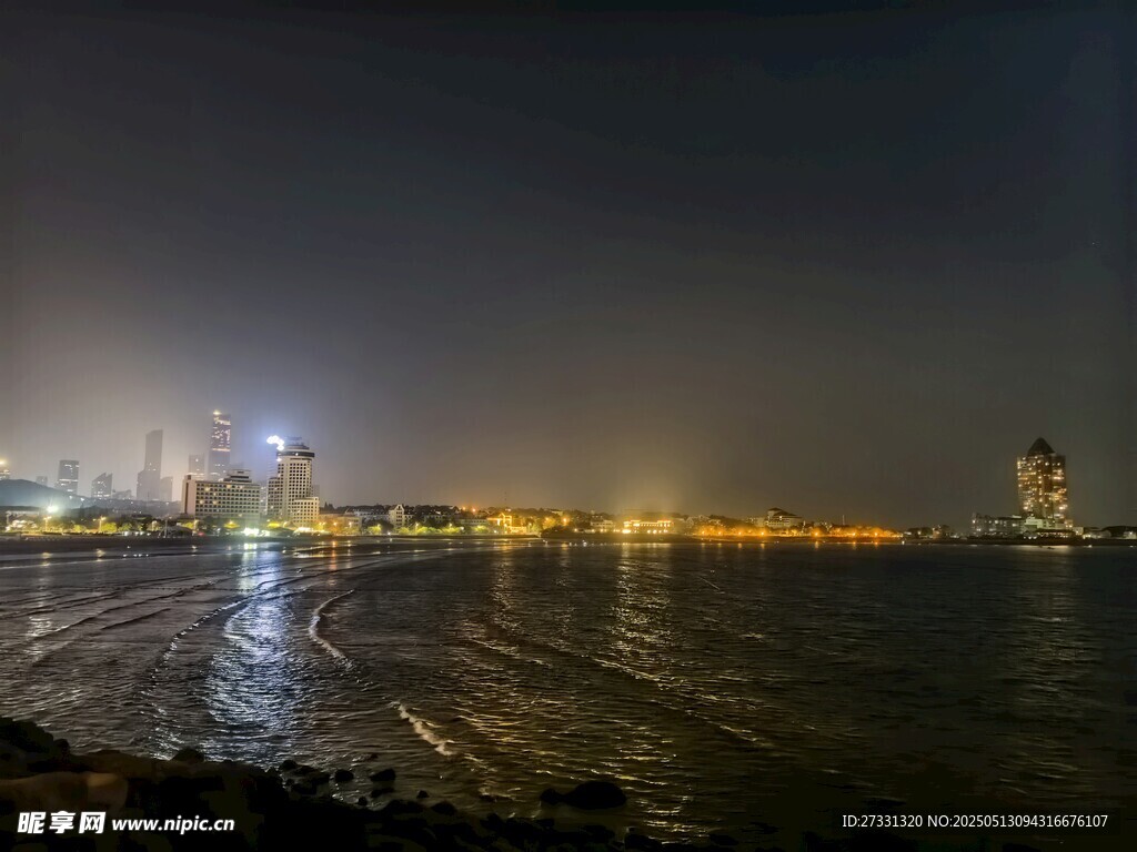城市海濱璀璨夜景