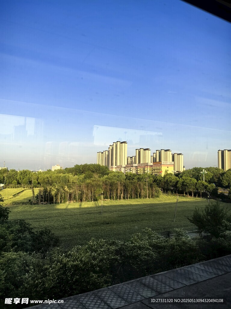 城市遠景下的綠地與建筑