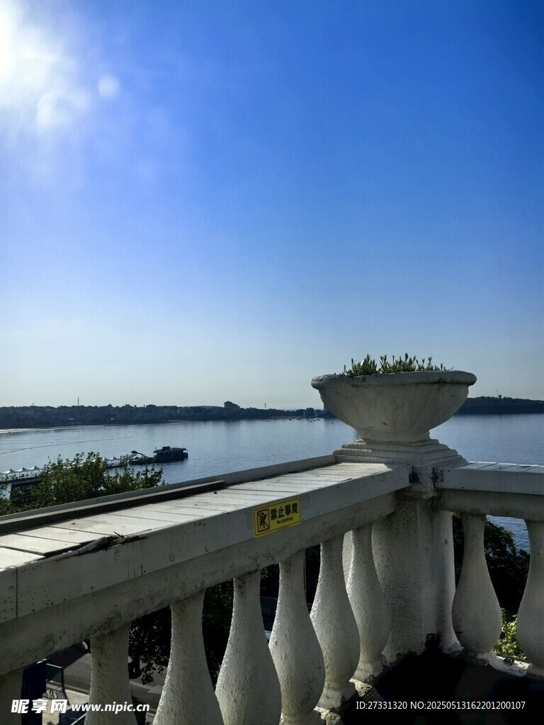 湖畔陽(yáng)臺(tái)美景
