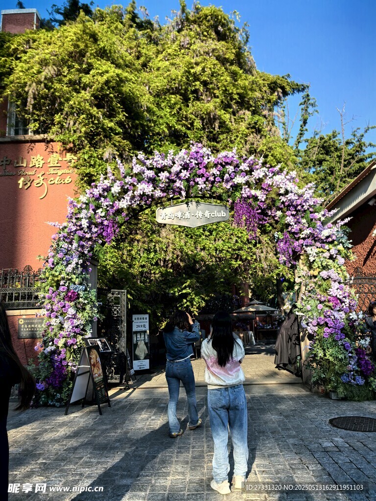 浪漫花卉拱門 行人漫步