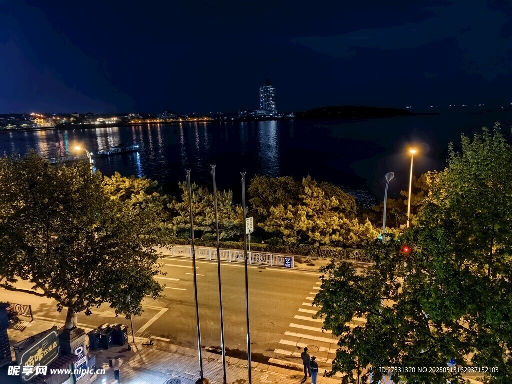 夜晚城市河畔美麗夜景