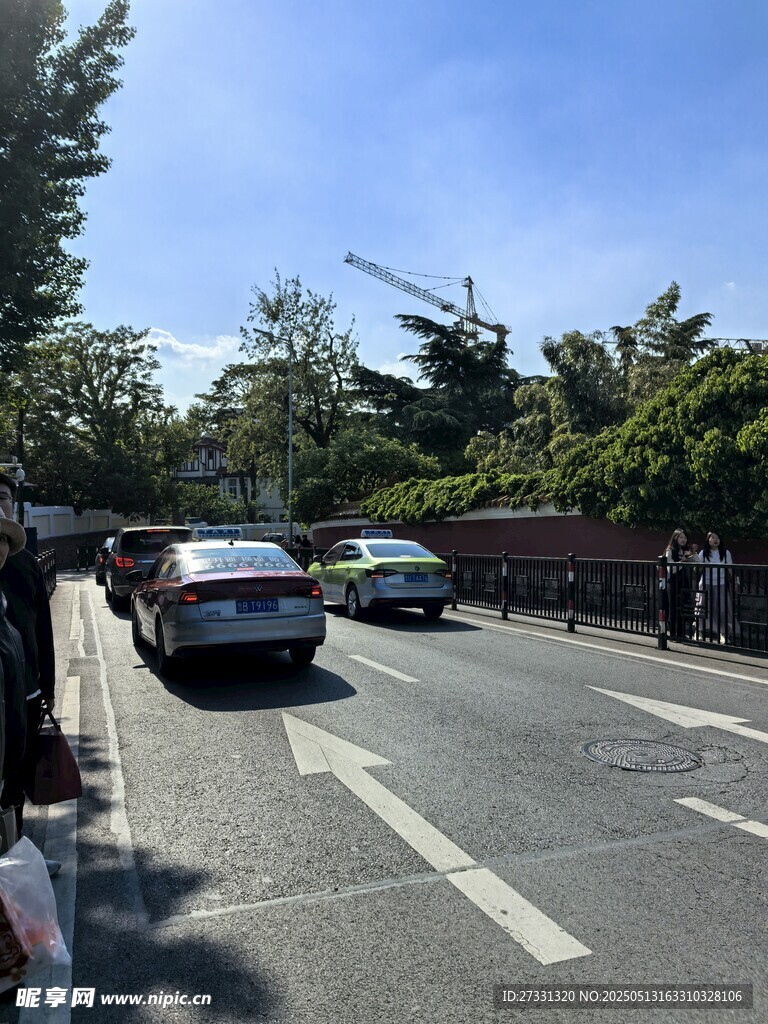 道路上行駛的多輛汽車
