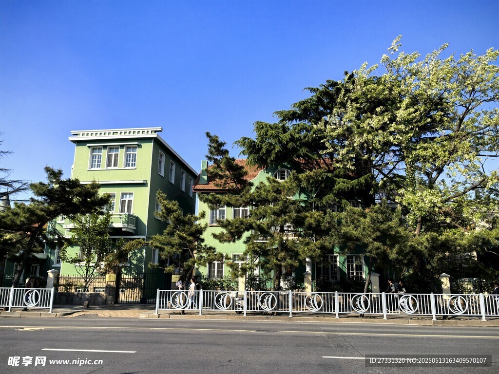 街邊綠樹環(huán)繞的綠色建筑