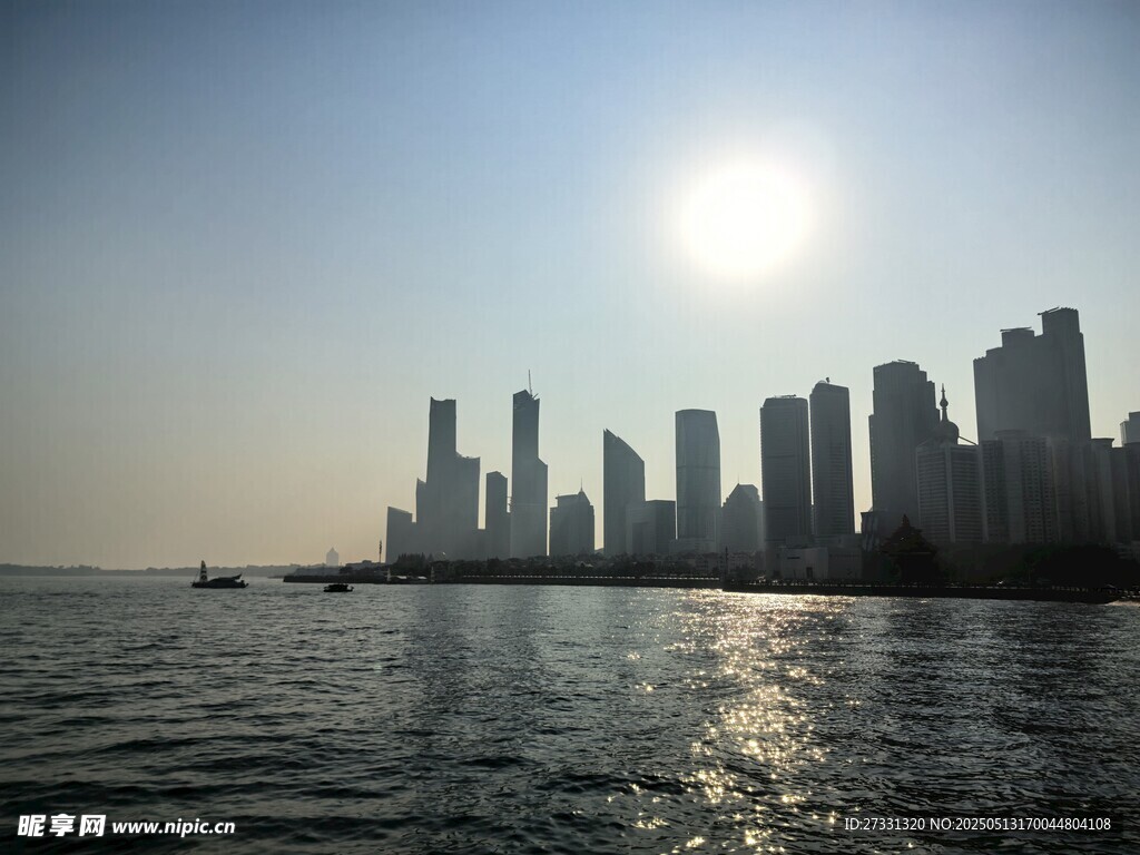 海濱城市天際線日落美景