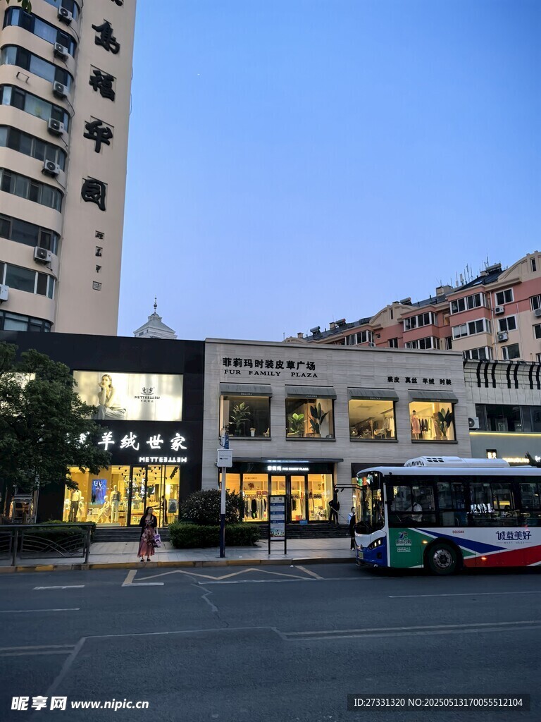 城市街道公交與建筑景觀