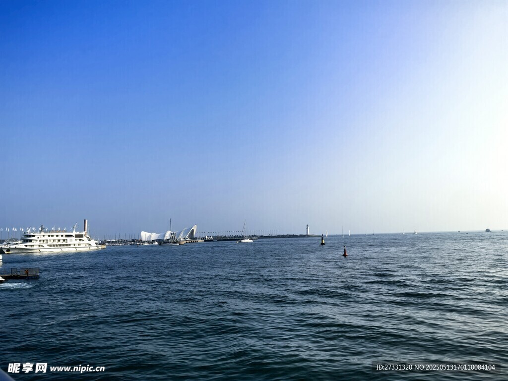 碧海藍天中的海上船只