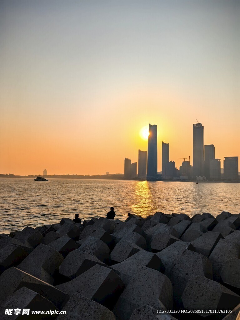日落時分的城市海濱景觀