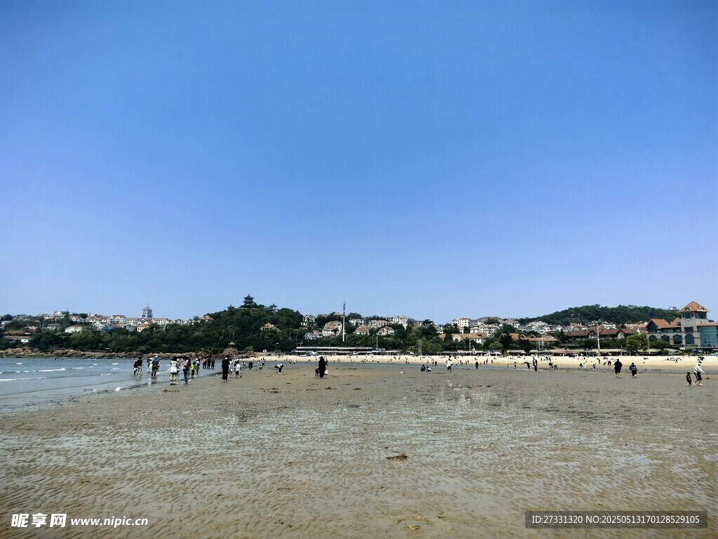 熱鬧的海濱沙灘場景