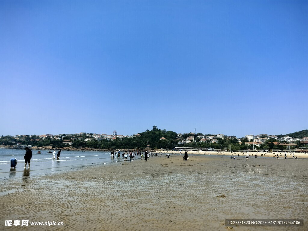 熱鬧海灘上的歡樂人群