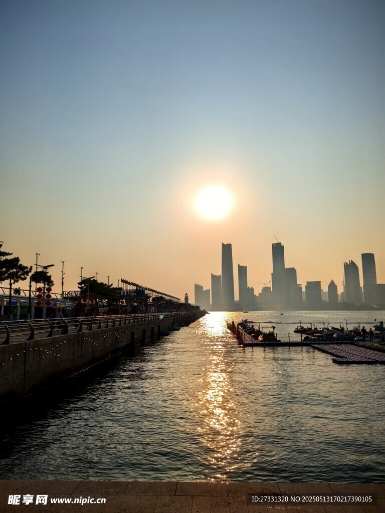 海濱城市日落美景