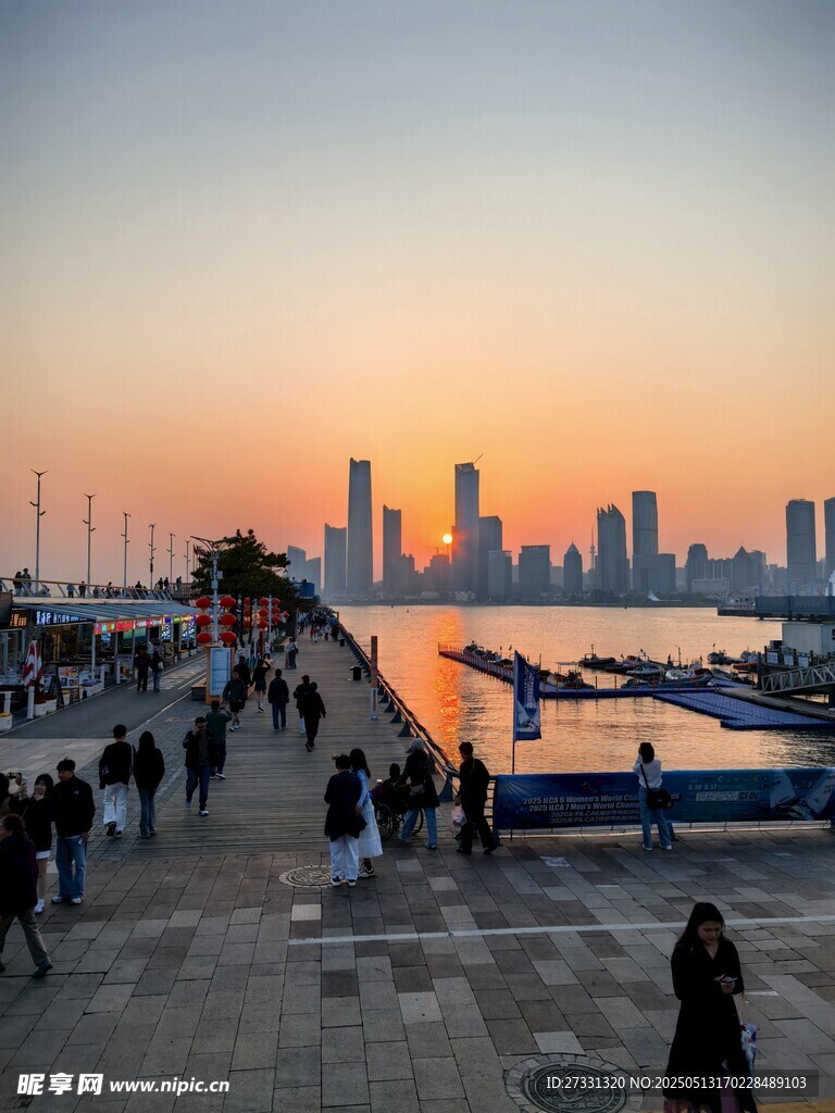 海濱黃昏漫步場(chǎng)景