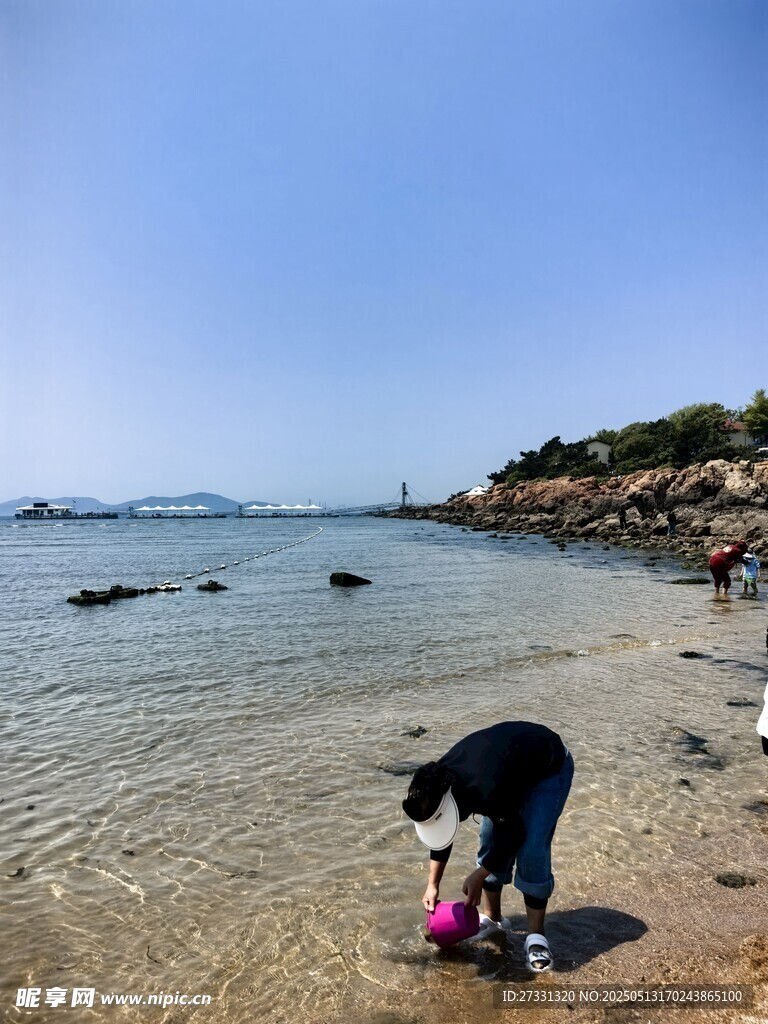 海邊親子互動美好瞬間