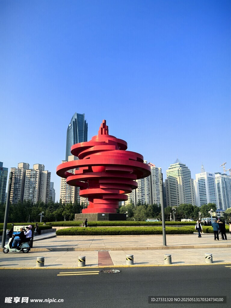 青島五四廣場標志性紅色雕塑