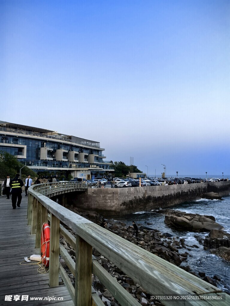 海濱棧道旁的美麗建筑