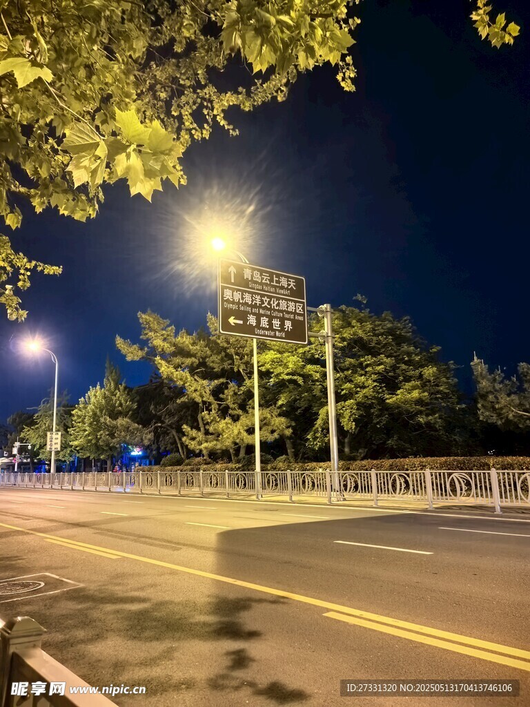 夜晚街道的靜謐景象
