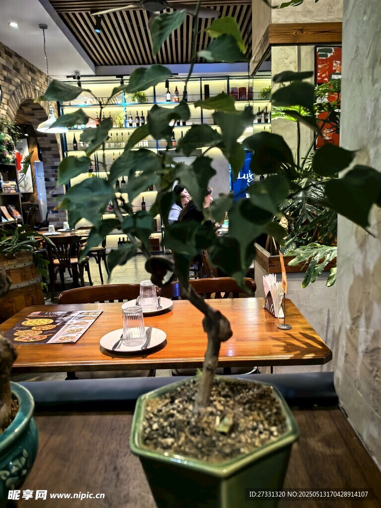室內(nèi)綠植環(huán)繞的休閑空間