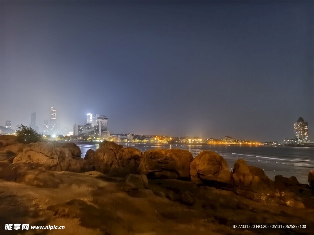 海濱夜景下的璀璨城市風光