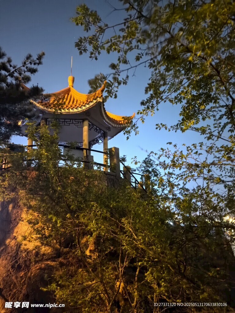 黃昏下的中式?jīng)鐾っ谰? />
                            </div>
                    </div>
                </div>



                <div   id=