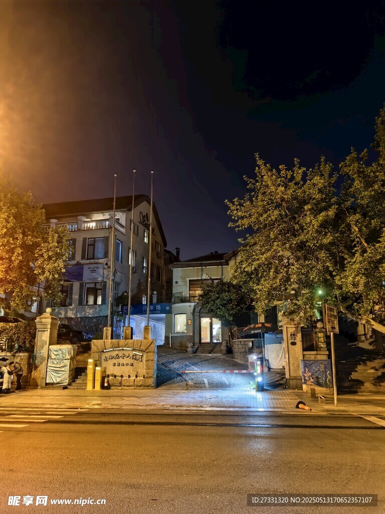 夜晚街邊的靜謐建筑景象