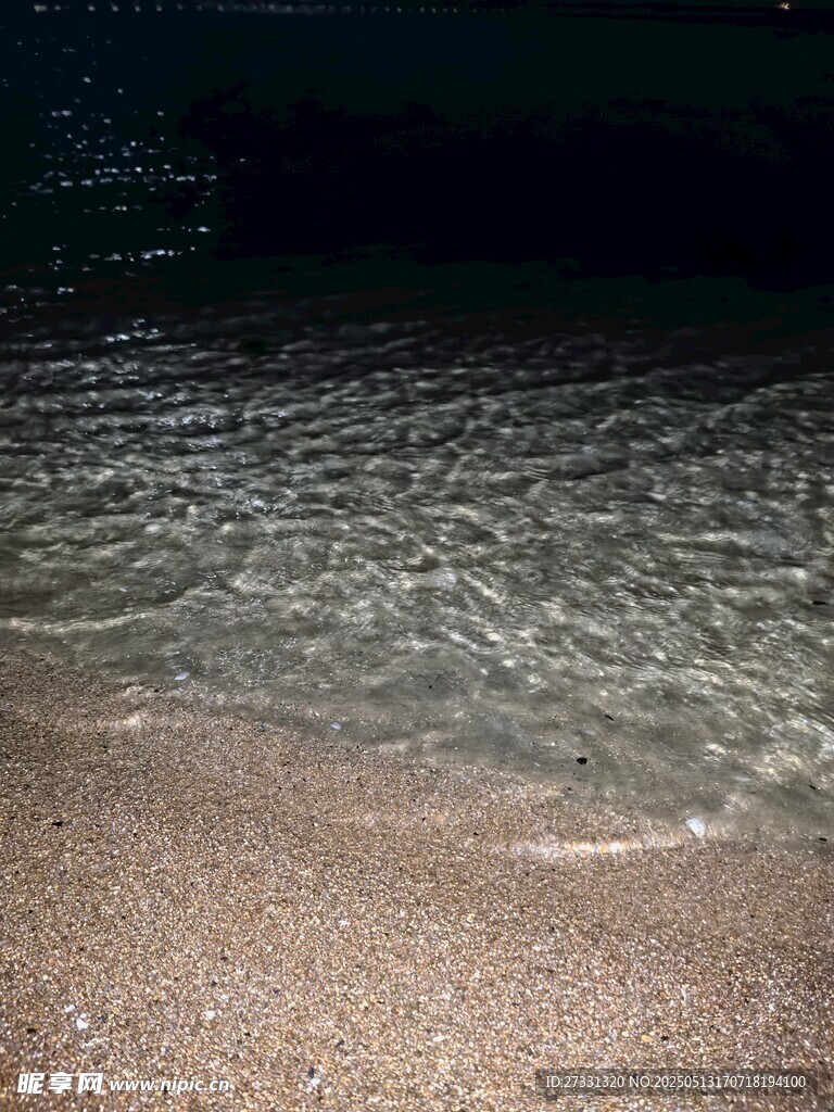 沙灘邊的粼粼水波