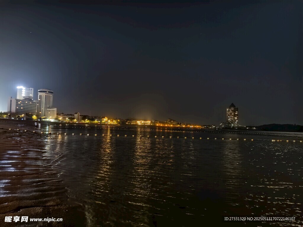 城市江畔璀璨夜景