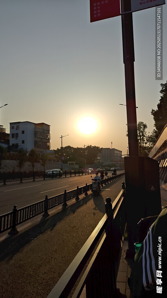 夕陽下的城市道路景觀