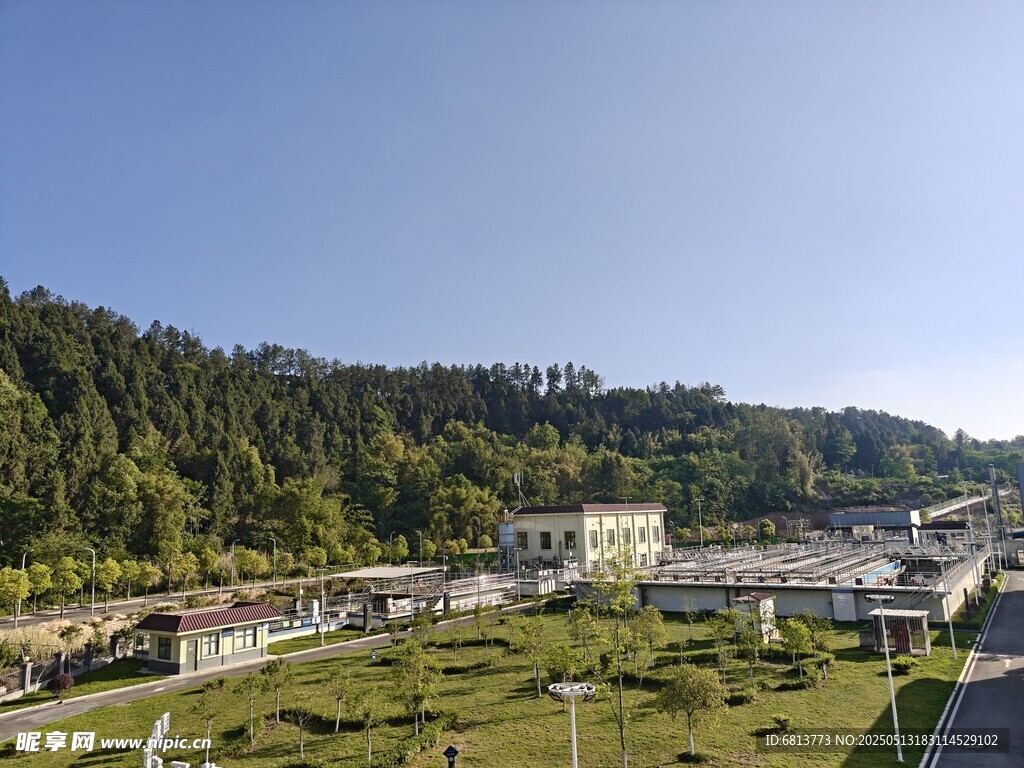 山間開闊地建筑群景觀