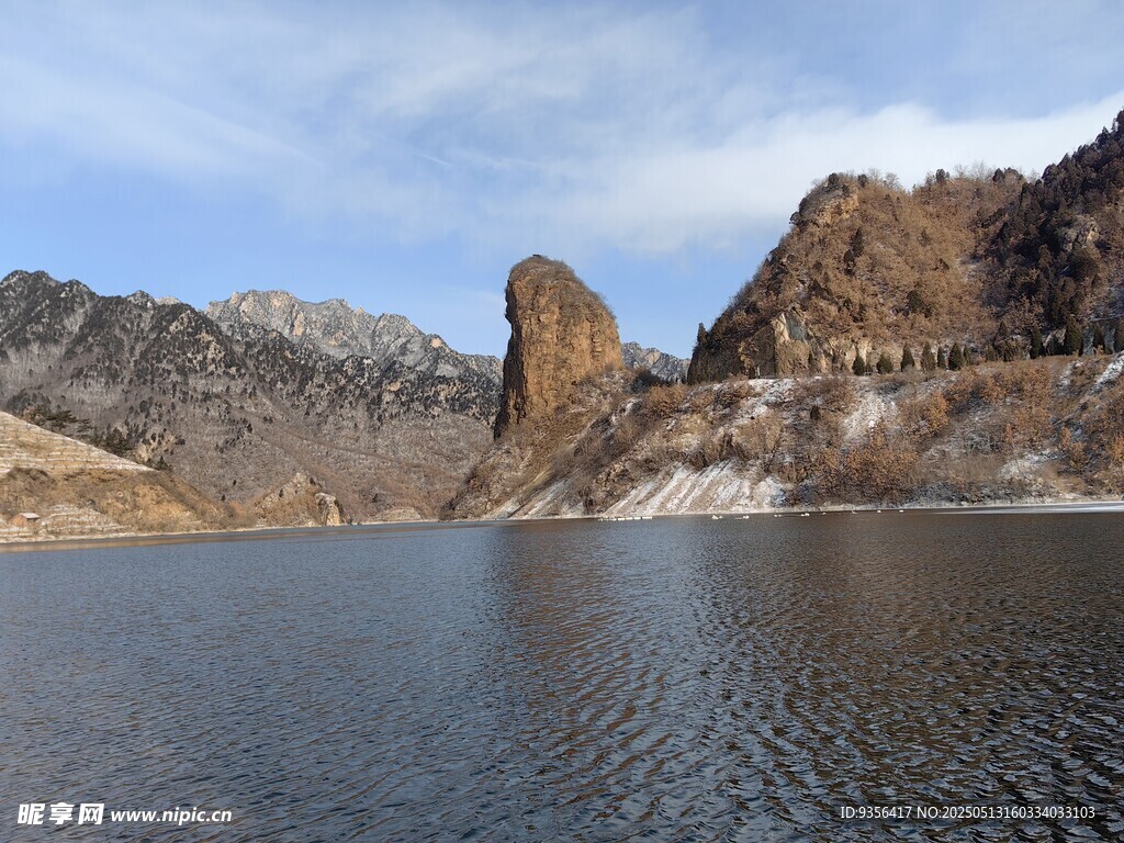 湖畔峻嶺風光