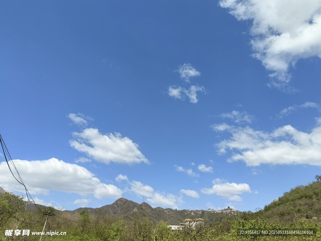 藍天白云下的青山美景