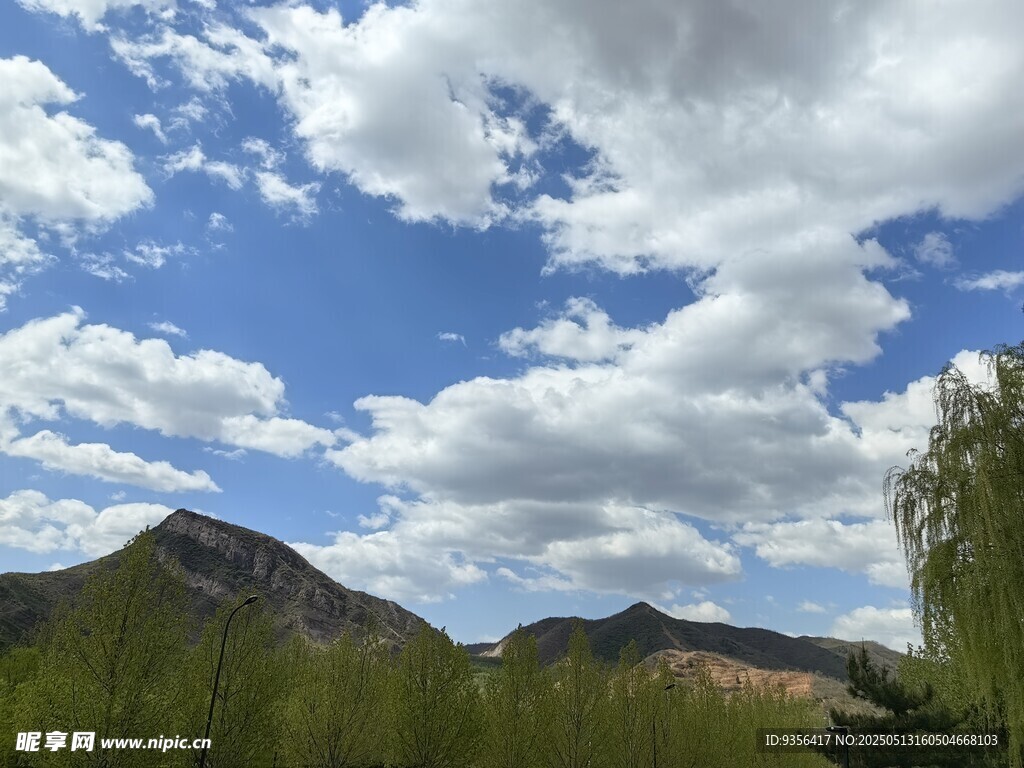 藍(lán)天白云下的山巒風(fēng)景