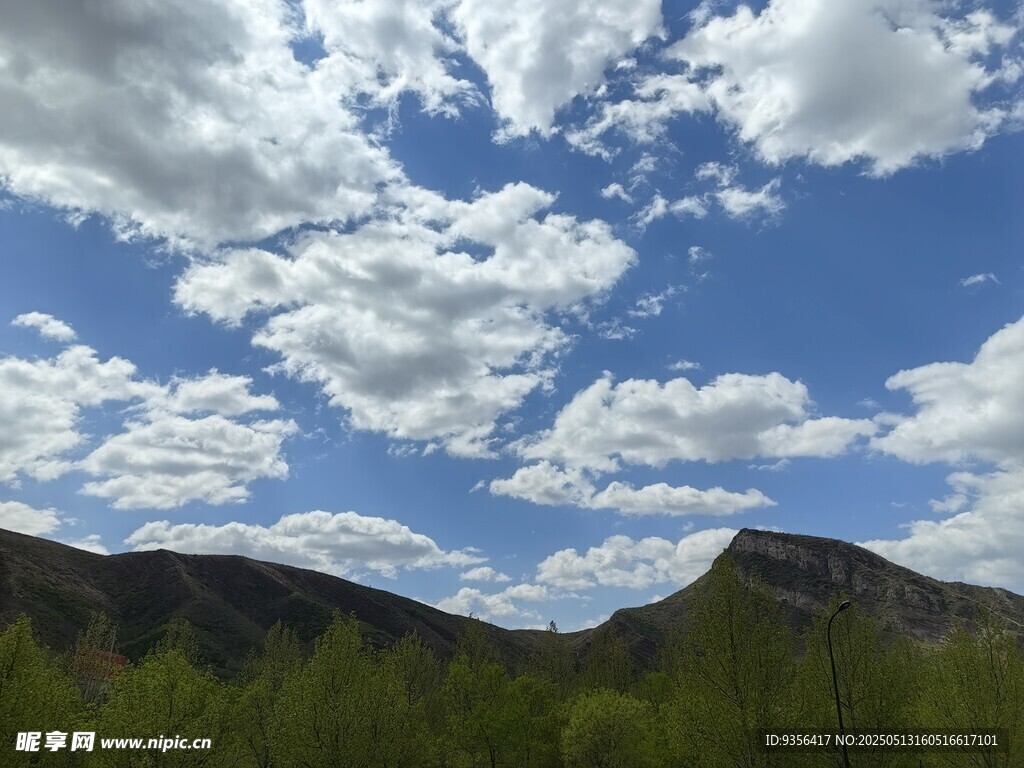 藍天白云下的山巒美景