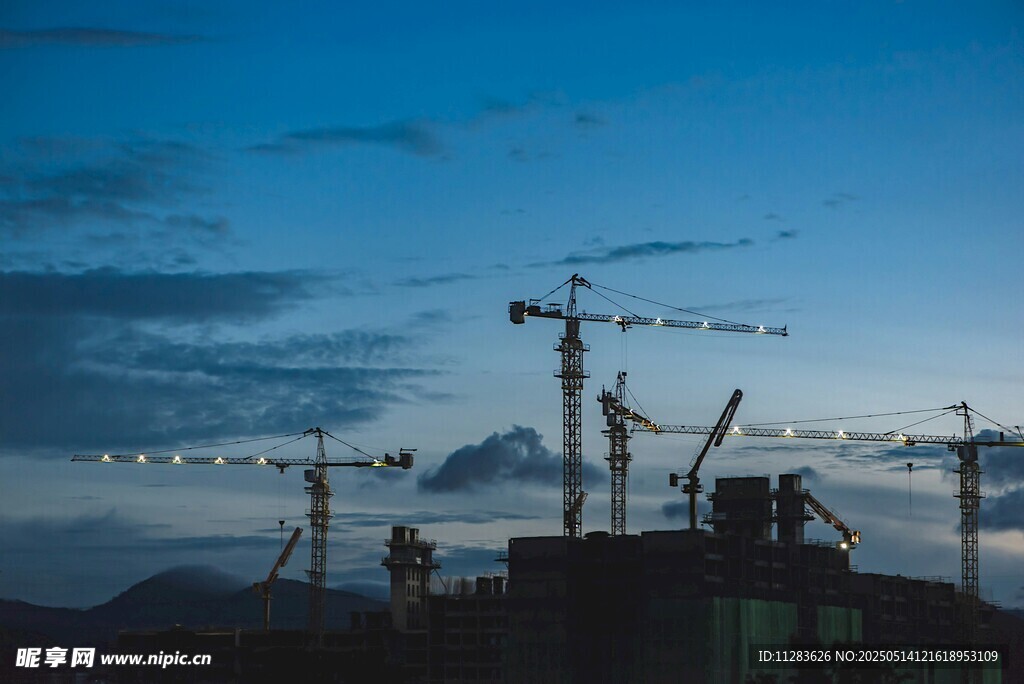 夕陽下的建筑工地塔吊