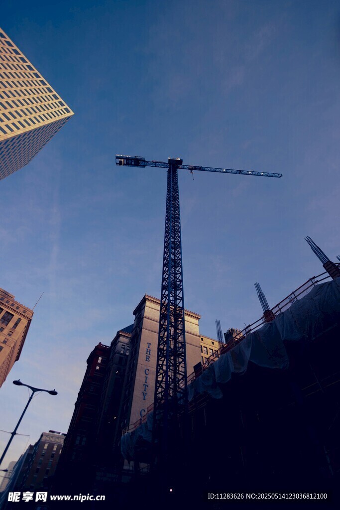 城市中高聳的建筑起重機