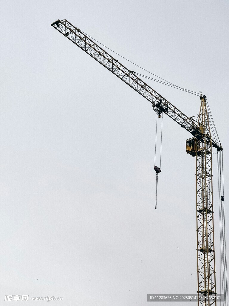 高聳塔吊屹立于天空
