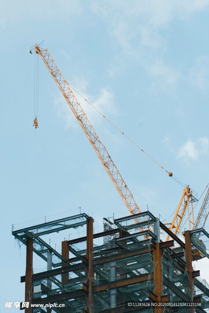 高樓建設(shè)中的起重機(jī)