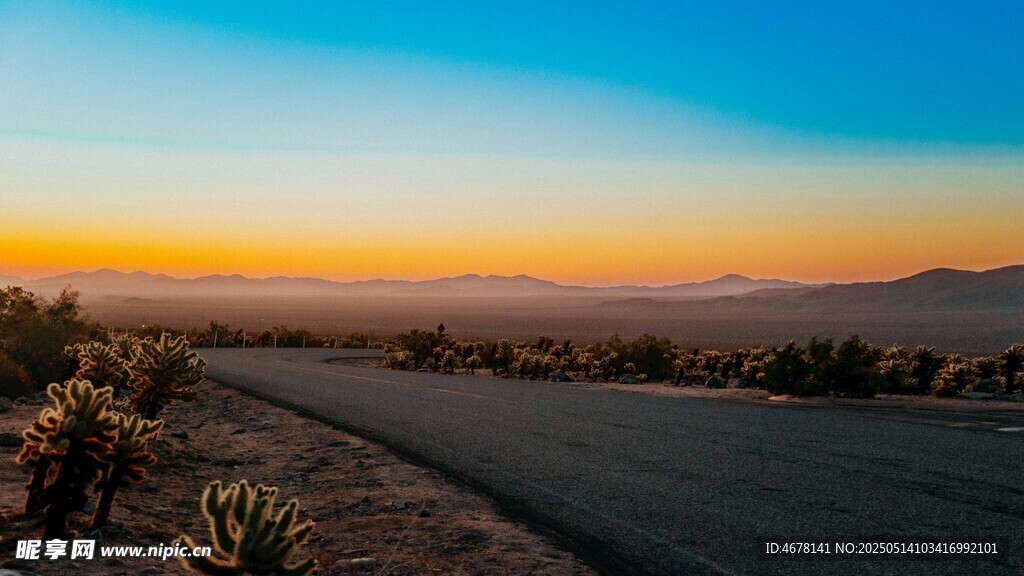 夕陽下的公路美景